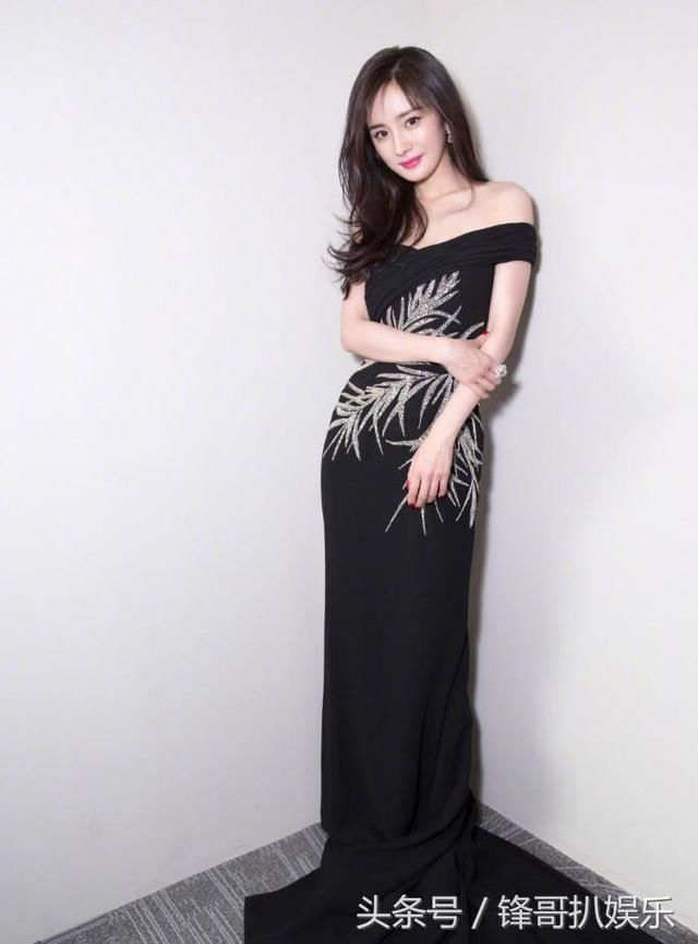 真服了杨幂，土黄色的露脐装都能穿出时髦感，连肚脐眼都是美的!