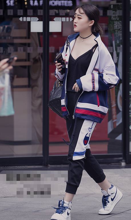 小姐姐们穿运动装彰显动感时尚，她们青春活力的身姿彰现女人味