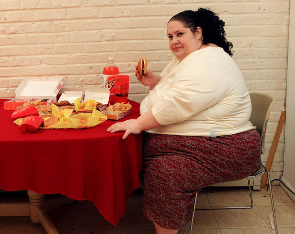 女子重达500多斤，走路就是锻炼，但是她的黑人老公对她疼爱有加