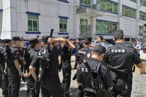 警察配备冷兵器巡逻，“大宝剑”也成了执法利器，实在太拉风了！