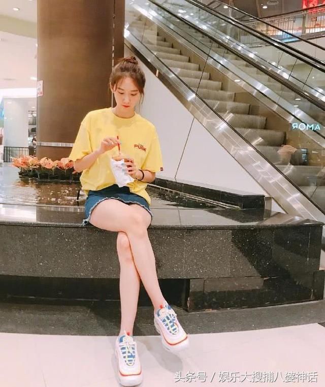 林允儿黑色连衣裙蹲地上，腿上缀满流苏，裙摆都撩到大腿上了