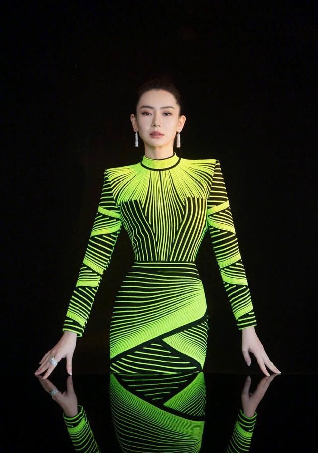 戚薇怎么了，把灯管穿在身上，又花一个小时穿靴子，太不容易了