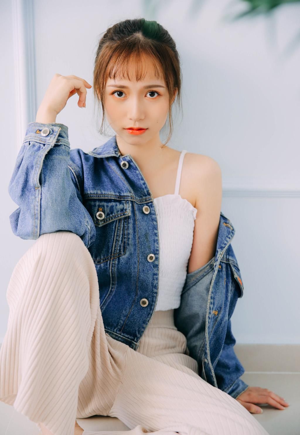 热裤美女吊带锁骨性感私房写真