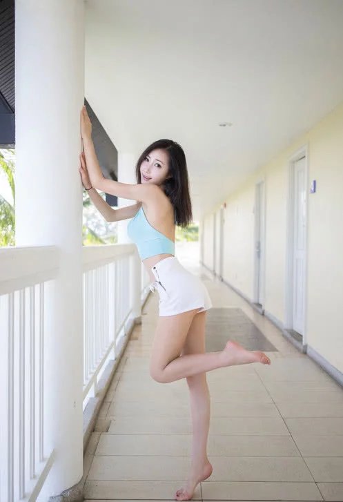 街拍：第五个小姐姐你怎么穿，路人都不好意思了