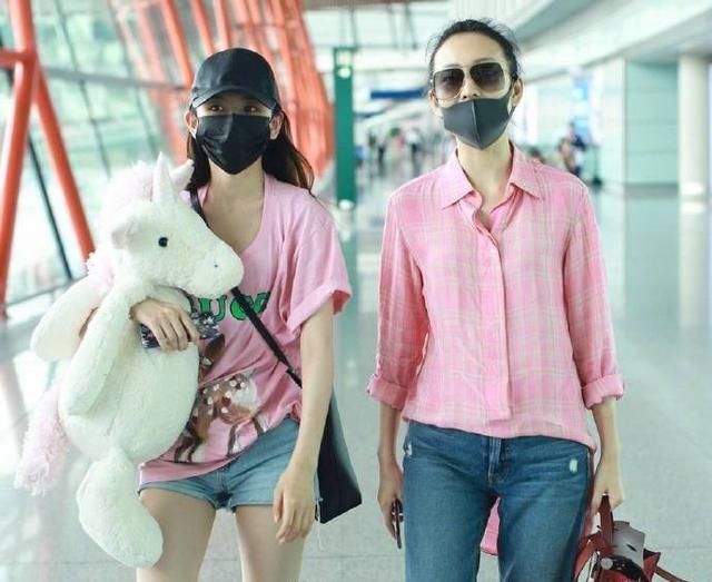 35岁王鸥和20岁宋祖儿同穿粉色上衣现身机场，一个少女一个大妈