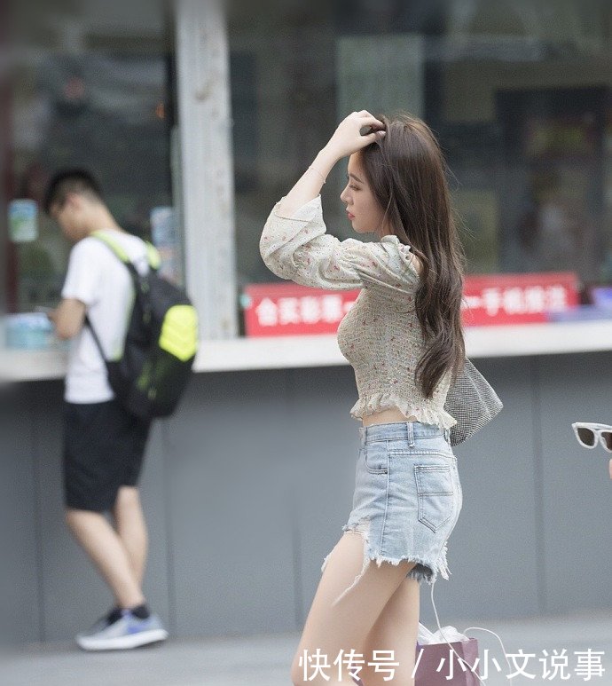 街拍，小姐姐身材高挑，穿露肩连衣裙，皮肤白皙，大长腿抢镜！