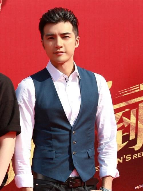 34岁贺军翔,西装配腕表贵气十足,网友:童年偶像!