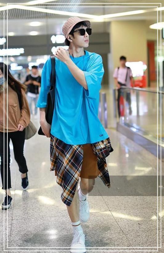 井柏然现身机场，大T配格裙时髦到飞起，可看到手上的戒指心碎了