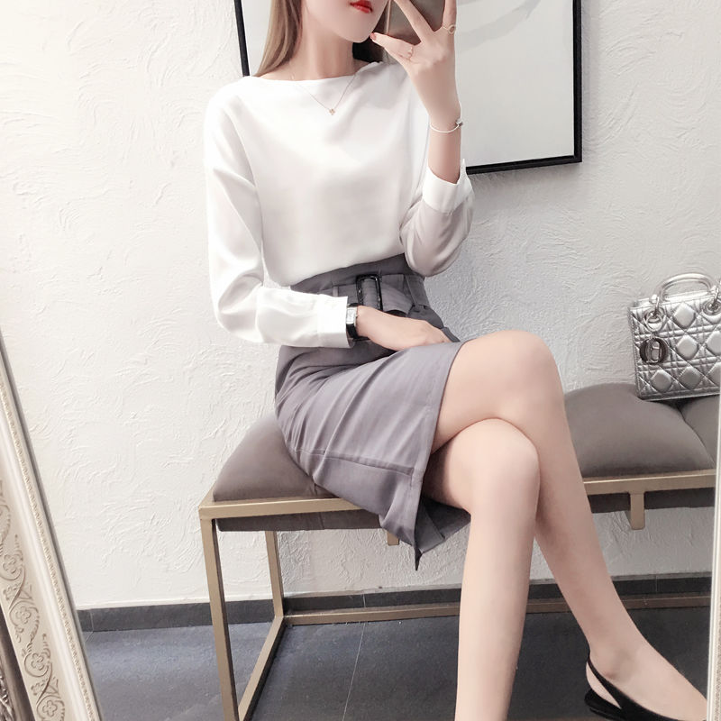 别再穿牛仔裤了，今年流行宽松的小香风套装，7080后穿美醉了