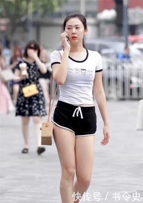  气质|街拍：温柔之至的美女，身穿浅蓝色连衣裙，气质温婉动人