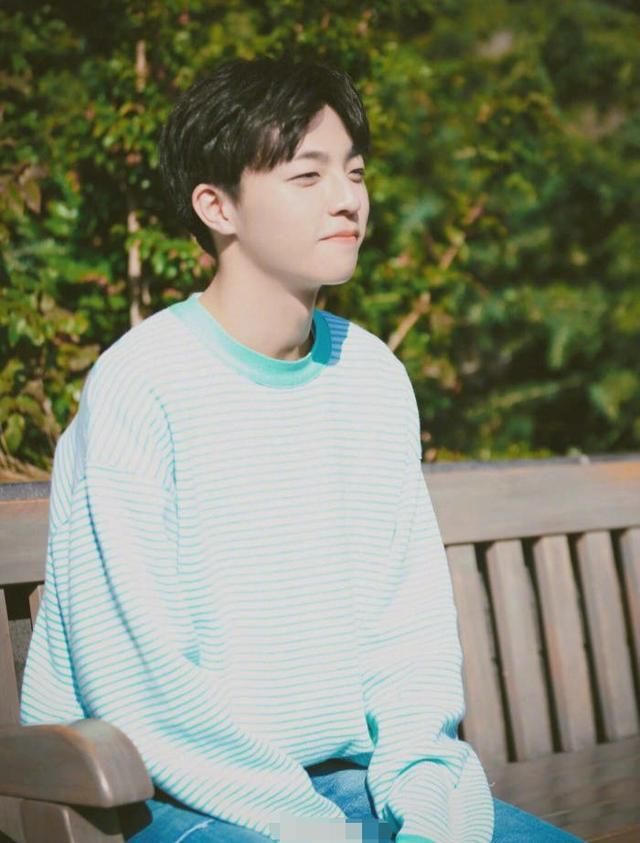 流量小生齐撞衫，蔡徐坤好可爱，但同样的衣服千玺穿上立马成熟了