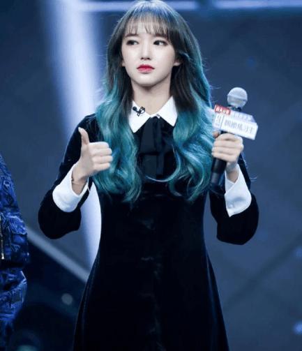 郑爽短发显干练，热巴长发最迷人，看众多女星染发，她却好似大妈