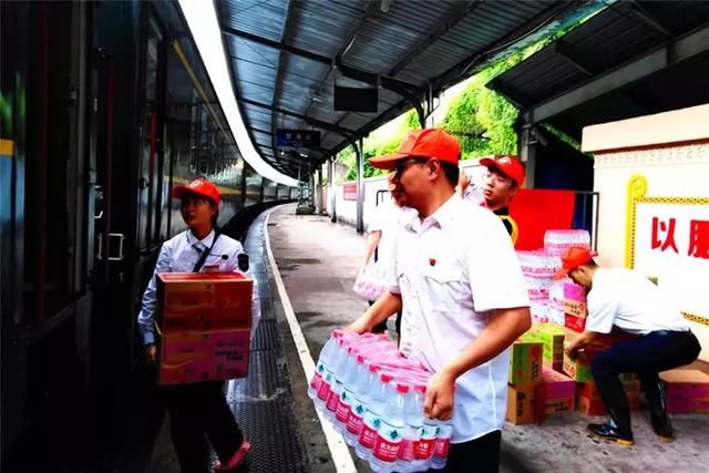  「转运」成昆铁路因水害中断！铁路特种车辆紧急转运村民