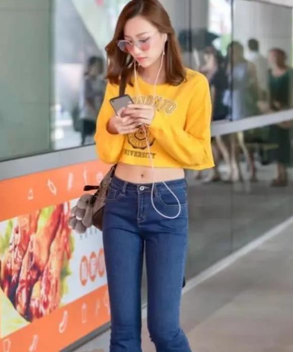  「艳美绝俗」街拍：艳美绝俗的小美女，身穿镂空一字肩连衣裙，时尚漂亮气质
