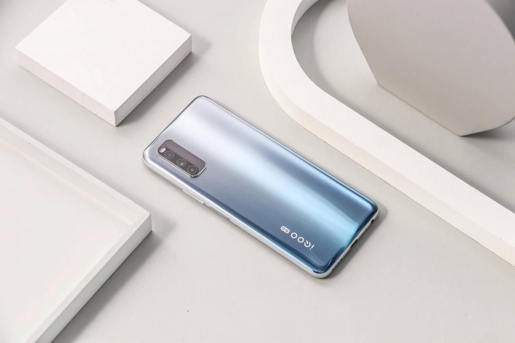 值得■价格相近的5G手机,iQOO Z1与荣耀X10谁更值得选择?