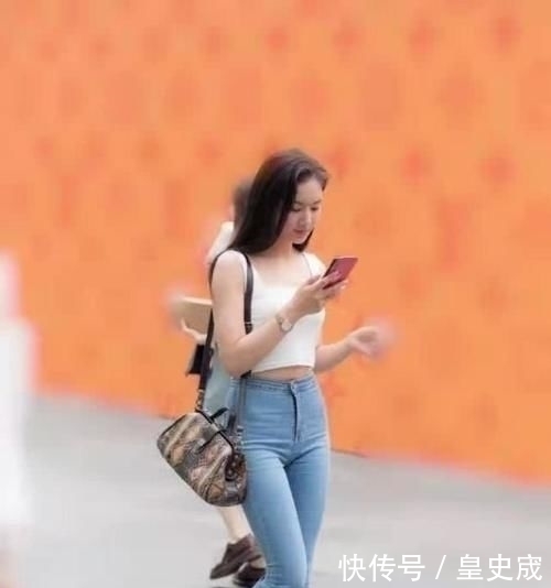 『喇叭裤』小姐姐穿时尚喇叭裤,尽显大长腿,身姿苗条让人羡慕!