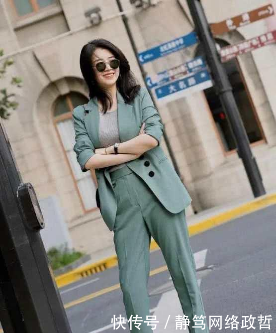「适合」2020年开春“西服”大火!搭配牛仔裤裙装都好看,女生都适合