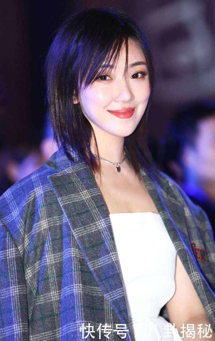 菅纫姿近照, 白色抹胸装气质出众, 发型很有朦胧美!