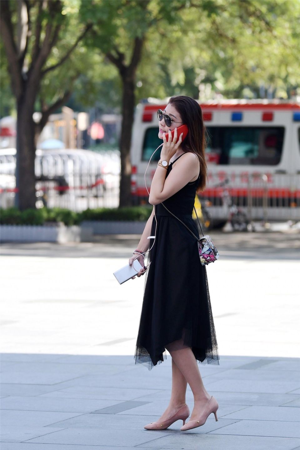 把高跟鞋踩在脚下，让她们的自信油然而生