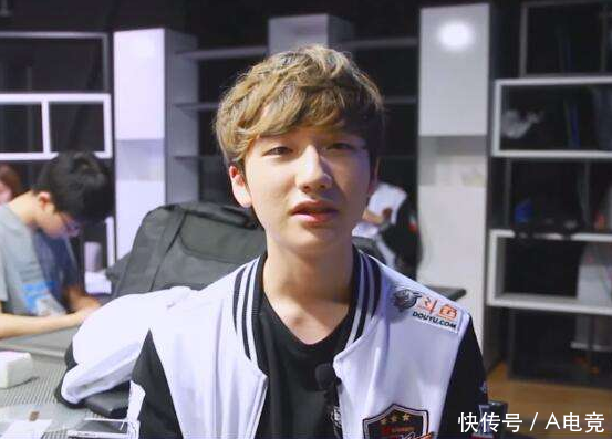 LOL:小花生直播查看厂长数据,这是又想来一次