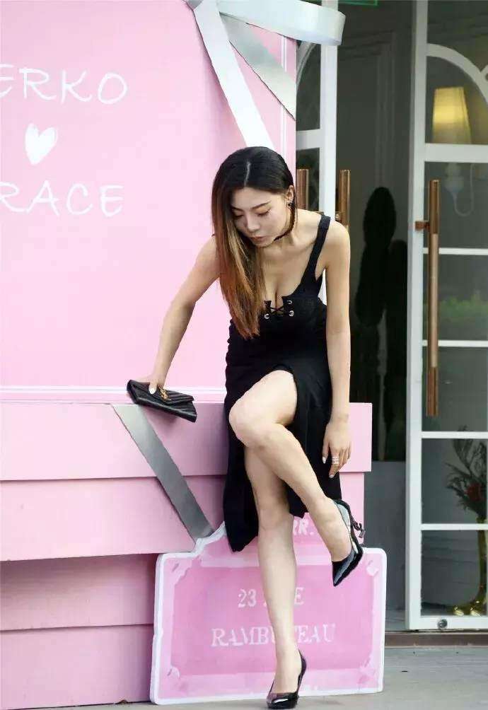 街拍: 身材丰满的辣妈, 你这动作很容易出丑的