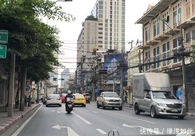 泰国航空波音777公务舱之旅,过道宽得离谱,十几年飞机保养不错