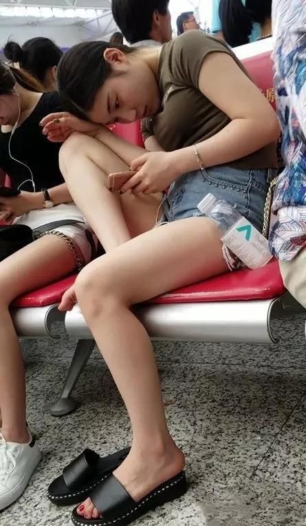 街拍：穿牛仔短裤，很淑女的一位性感美女