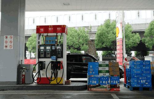 加油站员工曝光“潜规则”,加油站碰到这种车很危险,要立刻掉头