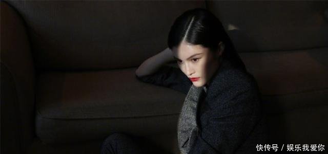 何穗现身时装周看秀，干练西装搭配明艳红唇，气场强，攻气十足