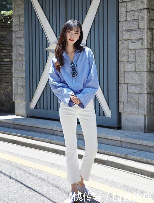 #简洁#路人街拍,美女可爱又美丽,穿白色的连衣裙,简洁大气