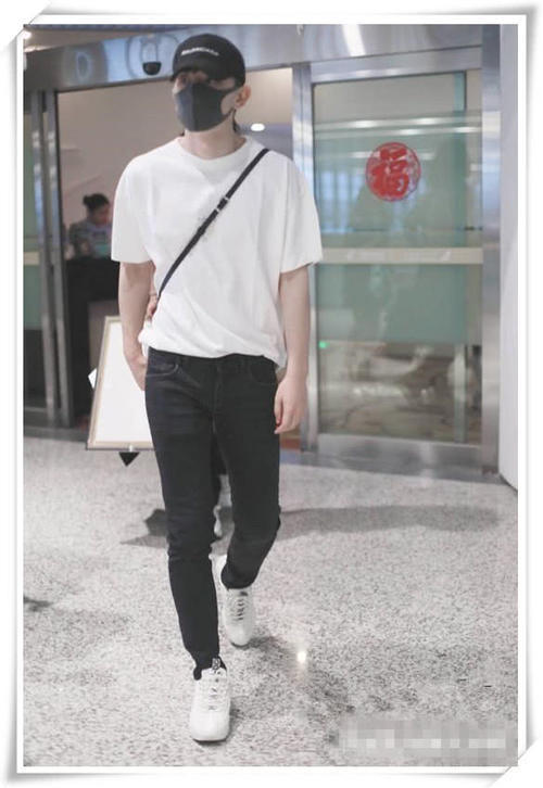 邓伦的私家服真的很“普通”，这裤子也太紧了吧，网友：看着好娘