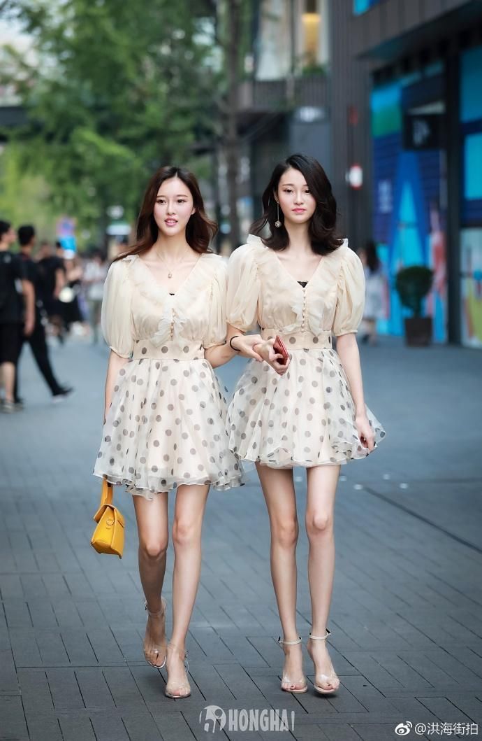 街拍:千万人中，遇见一枚散发着成熟女性魅力的姑娘，要表白啦