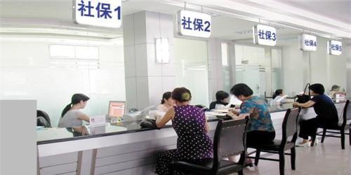 如果下岗员工自己交社保，退休待遇和正常的企业退休员工一样吗？