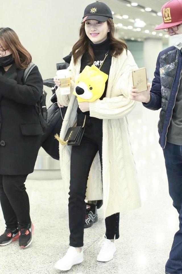 江疏影黑色look现身机场，修身打底裤尽显大长腿，这腿能看一整年