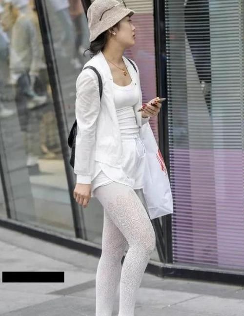  『短袖』街拍：软玉温香的美女，一件白色短袖配清爽纱裙，时尚清新气质