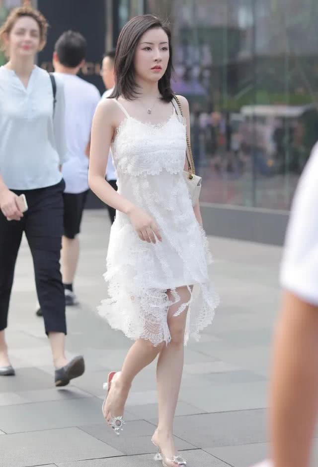  「路人」小姐姐太漂亮了，穿一件白色吊带短裙美成小仙女，吸足路人目光