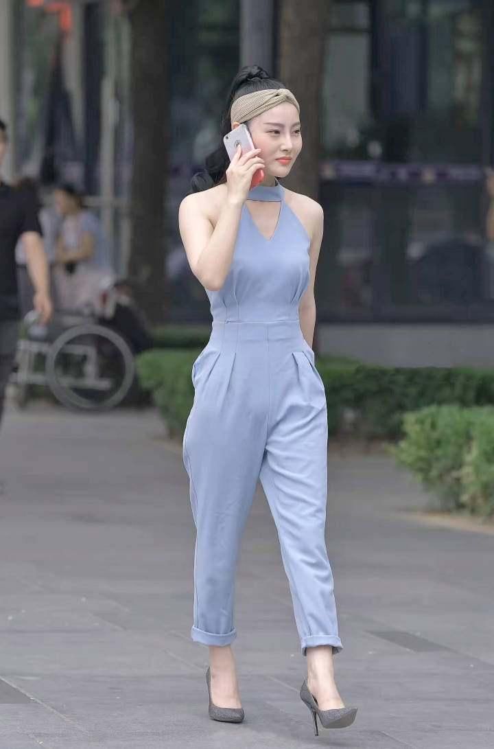 街拍:图1，图5双胞胎美女，图2美女真会玩，鞋子当丝袜穿!