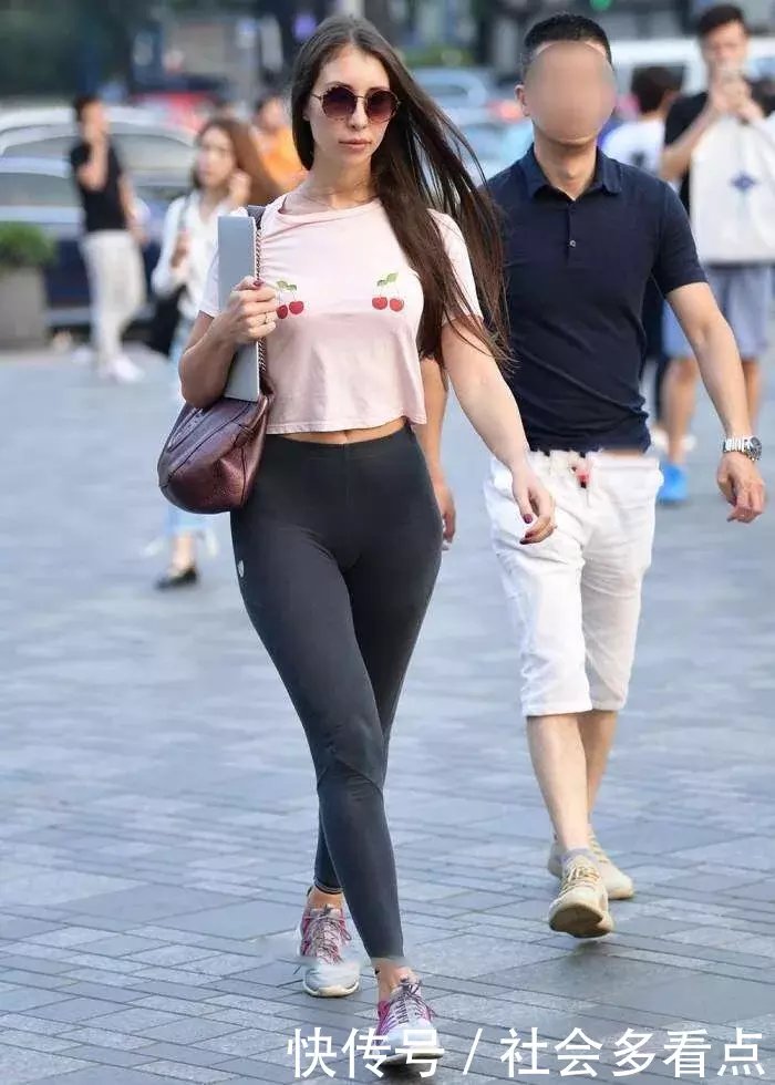 丰满身材的小姐姐穿紧身裤,很好看啊