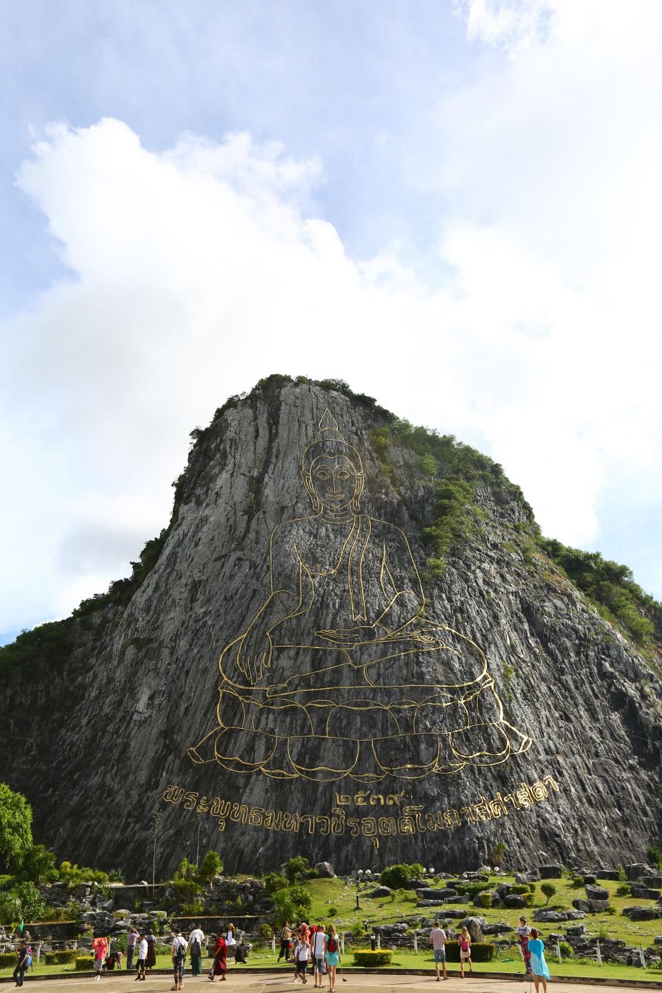 七珍佛山是為了慶祝泰皇登基50週年紀念,特別用雷射鵰刻一座釋迦牟尼