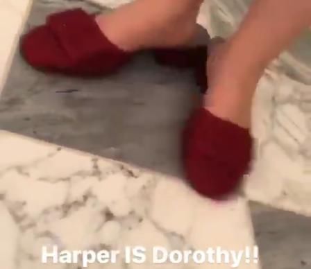 贝克汉姆家7岁小七穿细高跟鞋了 大概不好走路所以要人背