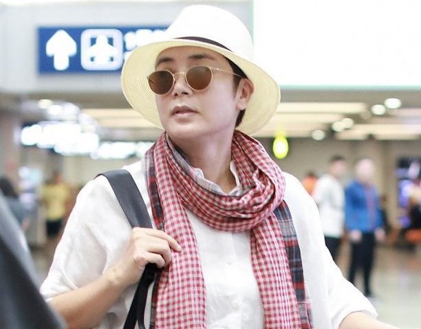 49岁蒋雯丽，49岁许晴，两人机场近照曝光，画风竟如此尴尬