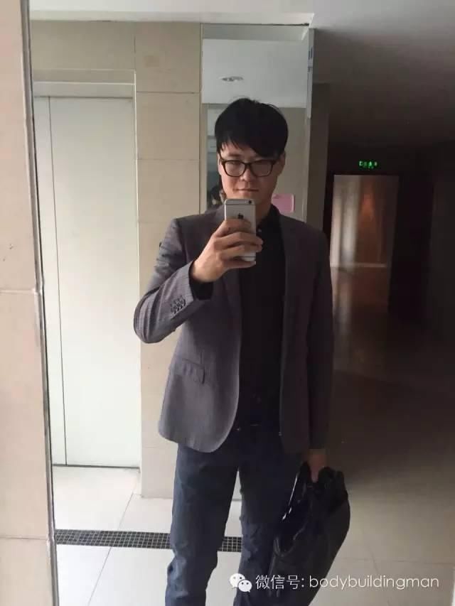 从握酒瓶到拿哑铃，他一年练出了腹肌!