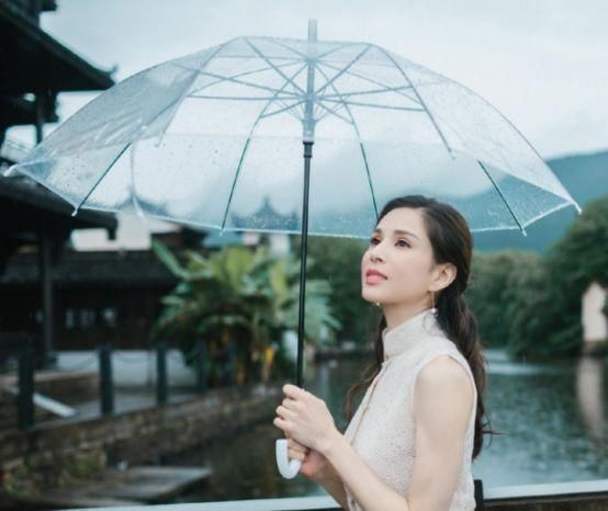  『奔四』奔四女人就该穿件清新小裙子！简洁精致设计尽显清新感