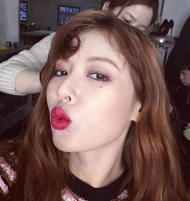 泫雅的复古妆好“坏”!酷女孩你们有福了!