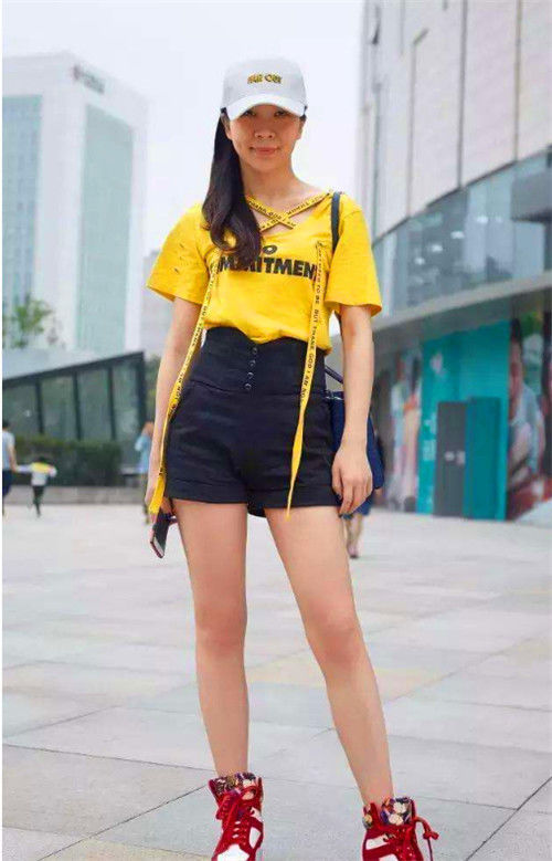 『飘飘』街拍:长发飘飘的小姐姐,一件白色背心配短裙,尽显窈窕好身材