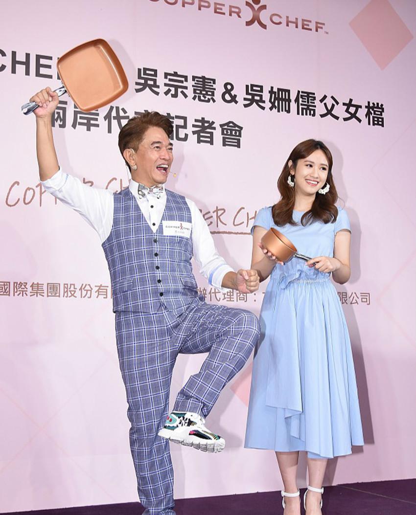 吴宗宪女儿气质真好，穿蓝裙清新优雅，撞衫高圆圆也不输！