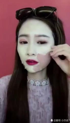女生化妆太吓人，卸妆的时候像剥皮，网友：化妆和刷墙一样厚
