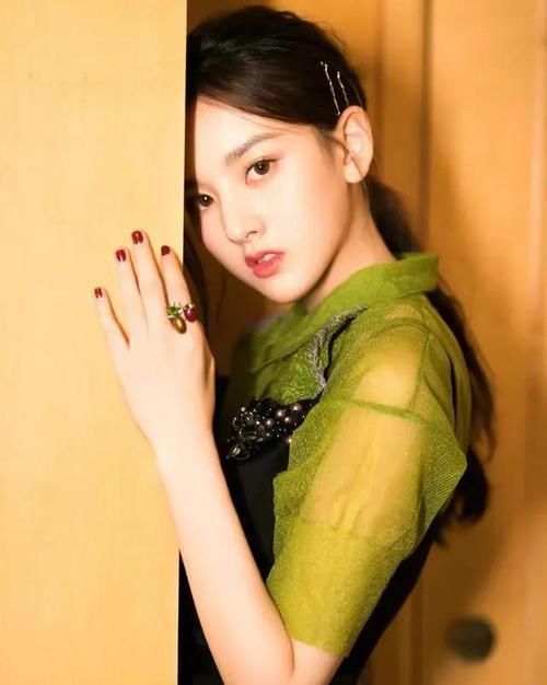 『女人』发际线高的女人别扎高马尾,换个发型更有气质,时尚减龄还不俗