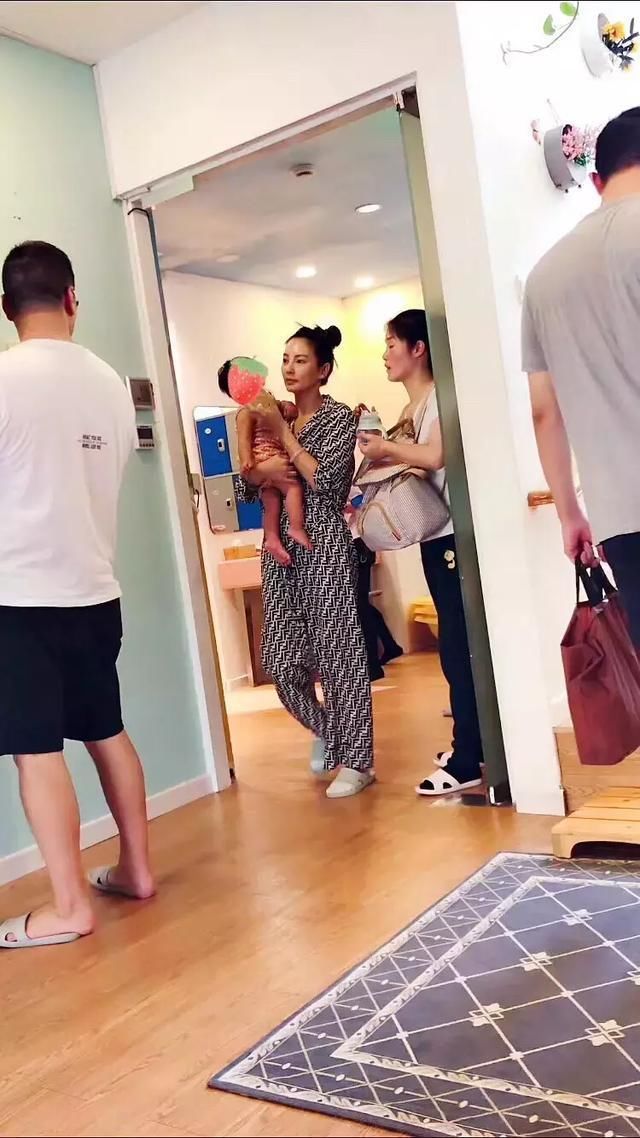 张雨绮穿这么保守，差点认不出！网友：这腿修的像穿了条肉丝袜！