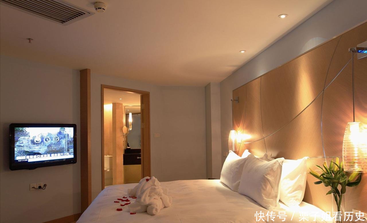 聪明人住酒店都会做两件事，一是进房先不开灯，二是拔电视机插头